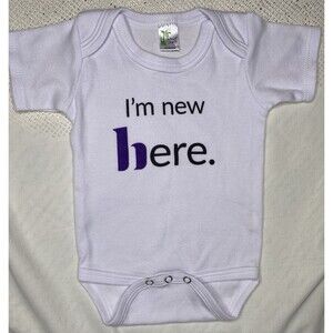 Laughing Giraffe Unisex Bodysuit Newborn Size 0-3 Months "I'm new here." Design